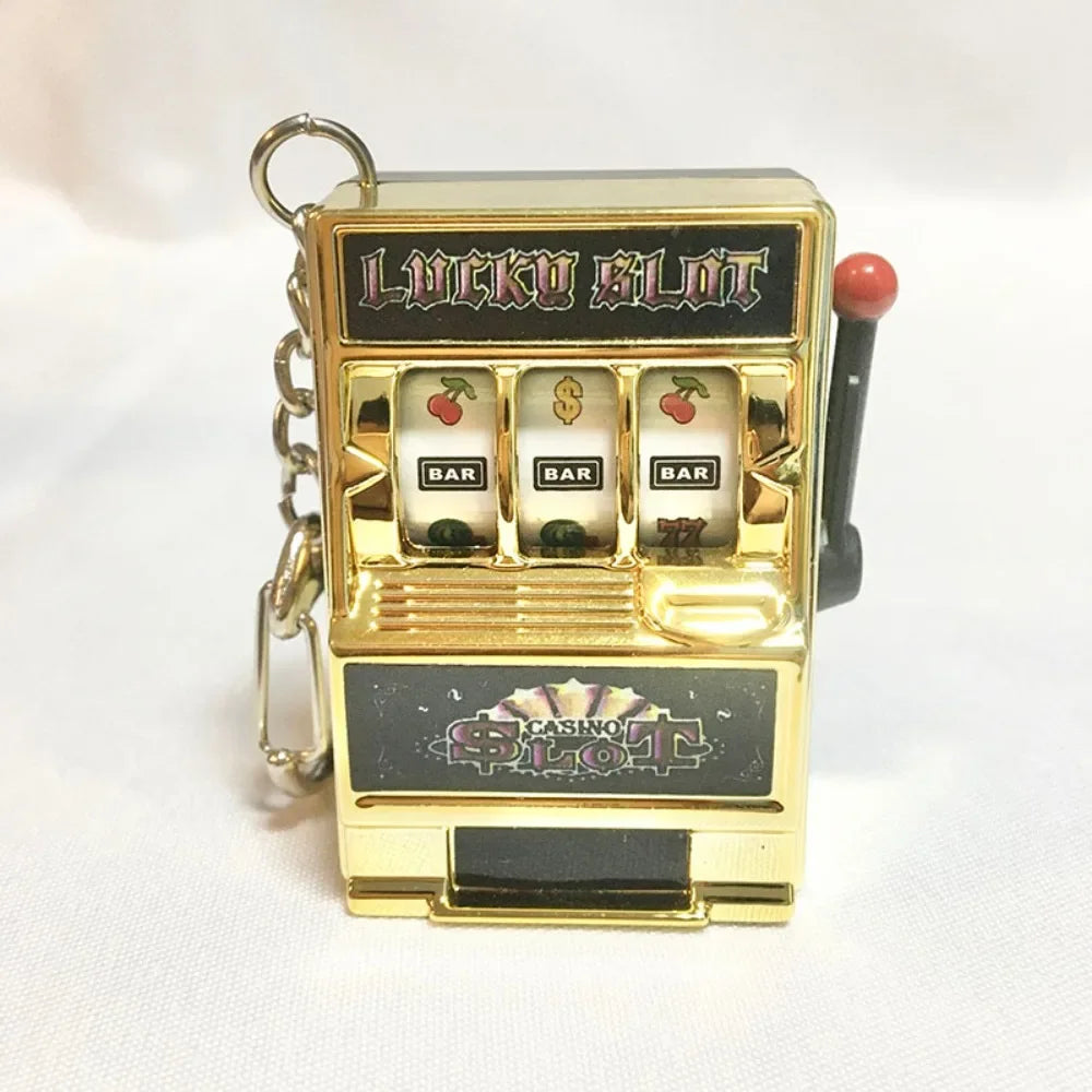 Mini slot machine stilată, un accesoriu creativ și personalizat pentru chei sau mașină. Cadoul perfect pentru cei care apreciază eleganța și originalitatea.