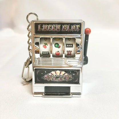 Mini slot machine stilată, un accesoriu creativ și personalizat pentru chei sau mașină. Cadoul perfect pentru cei care apreciază eleganța și originalitatea.