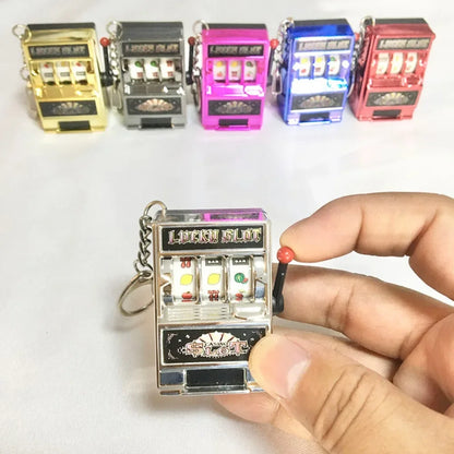 Mini slot machine stilată, un accesoriu creativ și personalizat pentru chei sau mașină. Cadoul perfect pentru cei care apreciază eleganța și originalitatea.