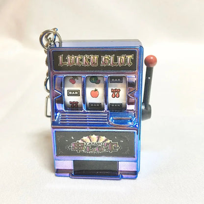 Mini slot machine stilată, un accesoriu creativ și personalizat pentru chei sau mașină. Cadoul perfect pentru cei care apreciază eleganța și originalitatea.