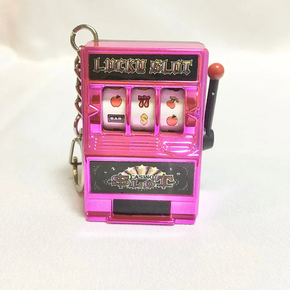 Mini slot machine stilată, un accesoriu creativ și personalizat pentru chei sau mașină. Cadoul perfect pentru cei care apreciază eleganța și originalitatea.