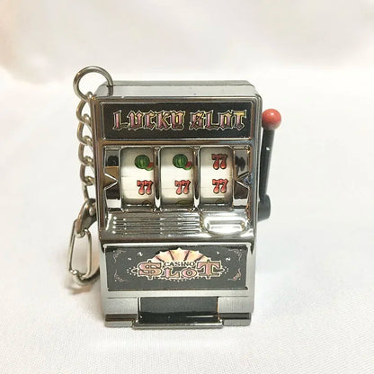 Mini slot machine stilată, un accesoriu creativ și personalizat pentru chei sau mașină. Cadoul perfect pentru cei care apreciază eleganța și originalitatea.