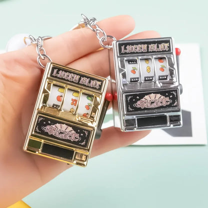 Mini slot machine stilată, un accesoriu creativ și personalizat pentru chei sau mașină. Cadoul perfect pentru cei care apreciază eleganța și originalitatea.